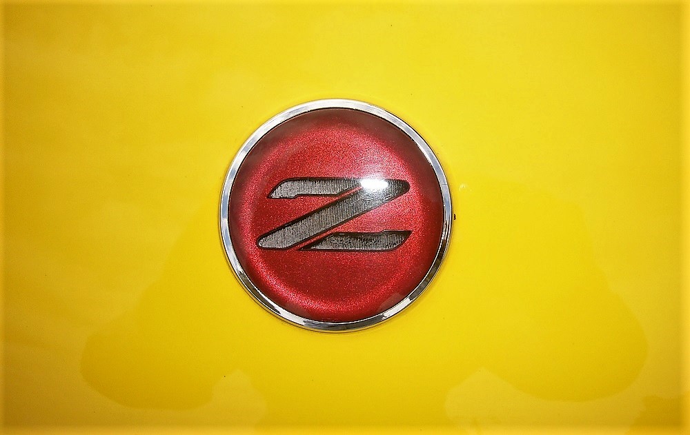 Z32フロントエンブレムの交換