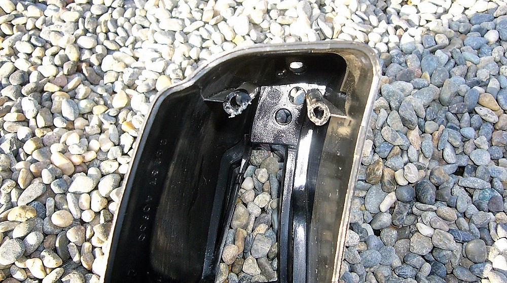 Z32クラスタースイッチブラケットの損傷状況